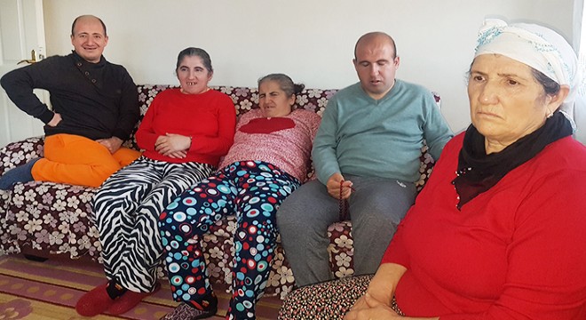 Yaşamını 4 engelli çocuğuna adadı