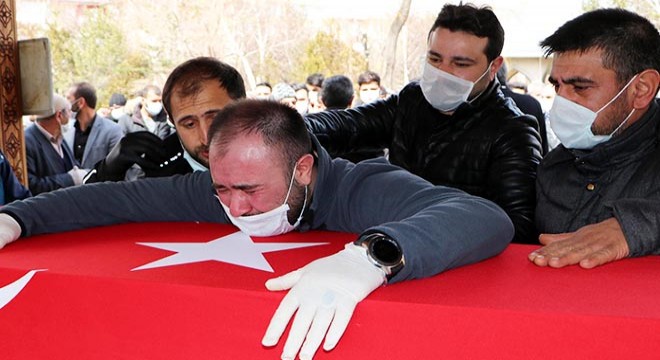 Yaşamını yitiren er, toprağa verildi