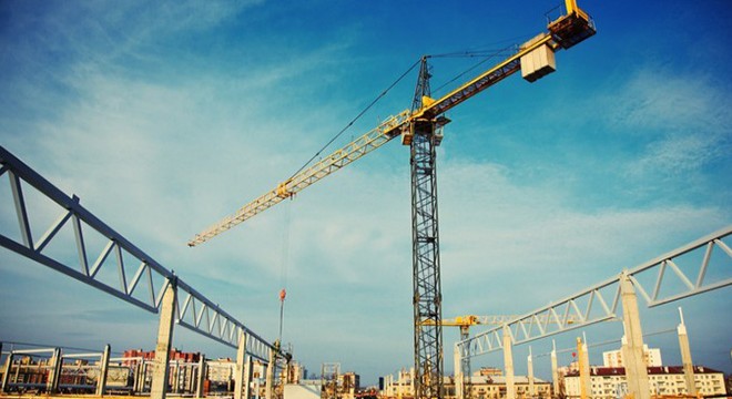 Yaslandığı tahta kırılınca inşaat sahasına düştü
