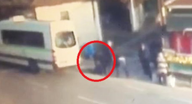 Yaşlı adama midibüsün çarpma anı kamerada