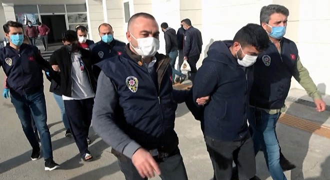 Yaşlı adamı öldürüp kuyuya atan şüpheliler, adliyeye sevk edildi