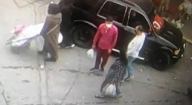 Yaşlı adamın 25 bin TL'sini kapkaç yaptıkları anlar kamerada