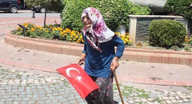 Yaşlı kadın, 'dolandırıldık' diyerek oturma eylemi yaptı