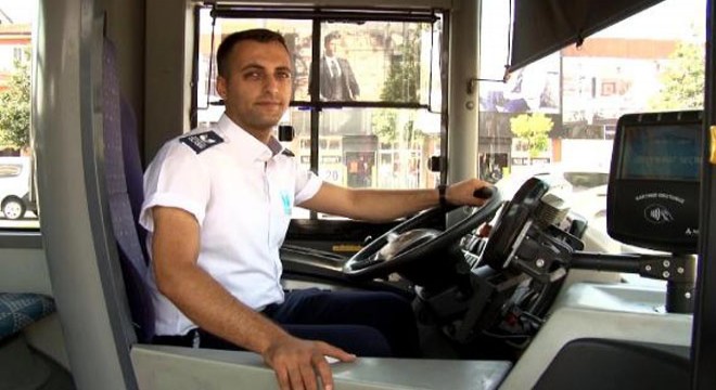 Yaşlı kadını otobüse alıp, sağlık ocağına götürdü