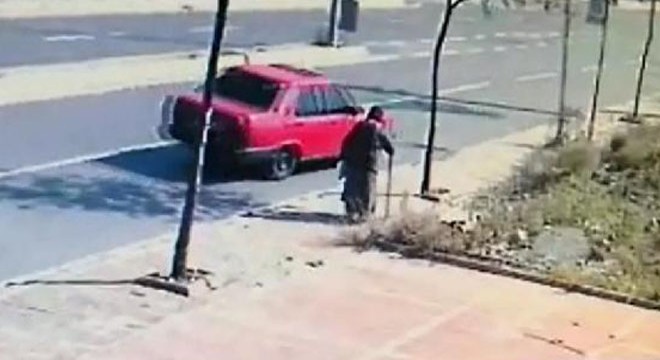 Yaşlı kadını takip edip, parasını çaldı