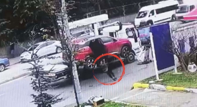 Yaşlı kadının çekicinin kaldırdığı araçtan düşme anı kamerada