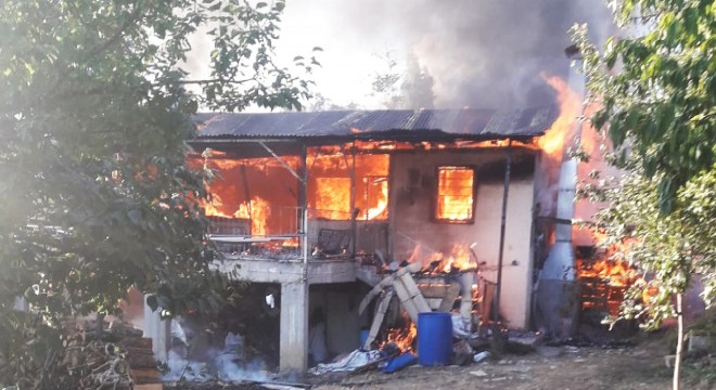 Yaşlı çiftin hac parası, yangında kül oldu