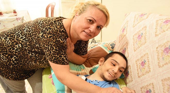Yatağa bağımlı oğluyla yaşam mücadelesi veriyor