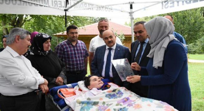 Yatağa bağlı Özlem in  gökyüzünü görme isteği  için seferber oldular