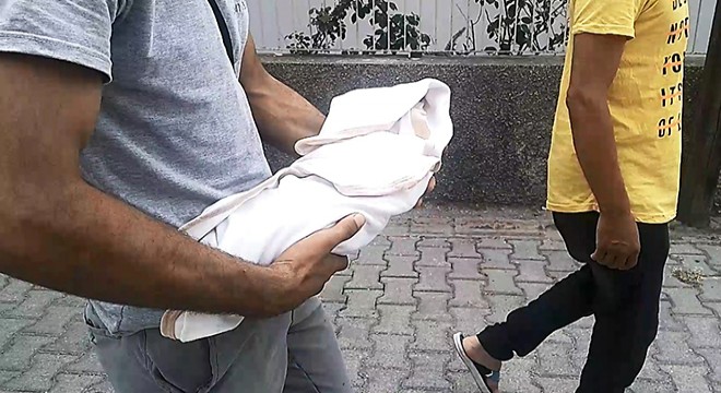 Yataktan düşüp ölen bir aylık kızını kucağında taşıdı