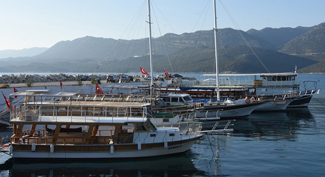 Yatlar Kekova için kış nöbetinde