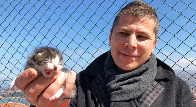 Yavru kediyi kalp masajıyla hayata döndürdü