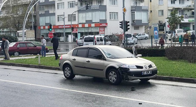 Yaya geçidinde otomobil çarptı