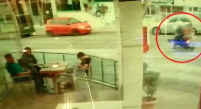 Yaya ve motosiklet sürücüsünün yaralandığı kaza kamerada