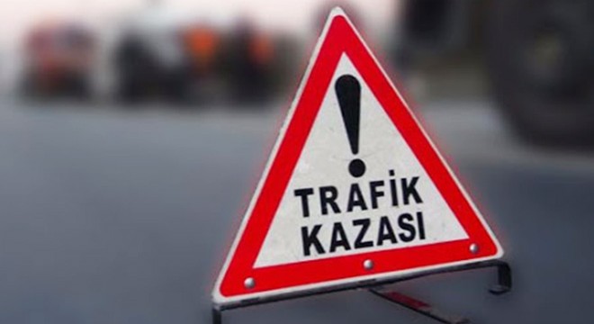 Yayaya çarpan motosiklet devrildi: 1'i ağır 2 yaralı