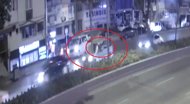 Yayaya iki otomobilin çarpma anı kamerada