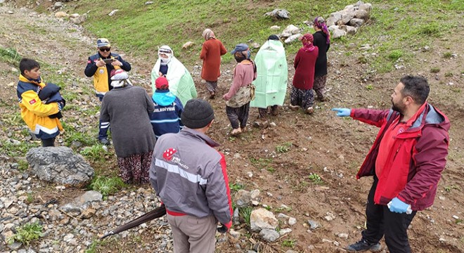 Yaylada mahsur kalan 12 kişi kurtarıldı