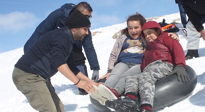 Yayladaki şenlikte, naylon ve şambrel ile kaydılar