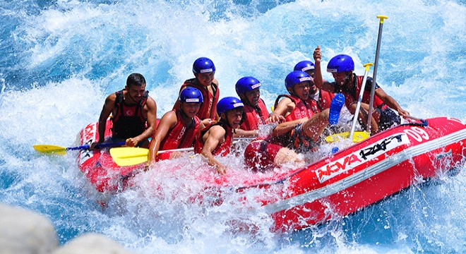 Yaylalıların geleneksel rafting keyfi