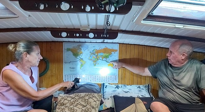 Yaz-kış teknede yaşayan çift, 11 yılda 77 ülke gezdi