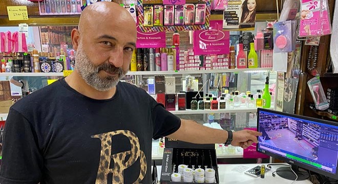 Yazar kasadan 2 bin lira hırsızlığı kamerada