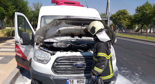 Yedek parça taşıyan minibüsün motoru yandı