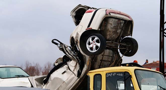 Yediemin otoparklarındaki araçlar, çürümeye terk edildi