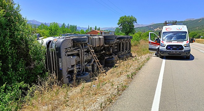 Yem yüklü TIR devrildi: 3 yaralı