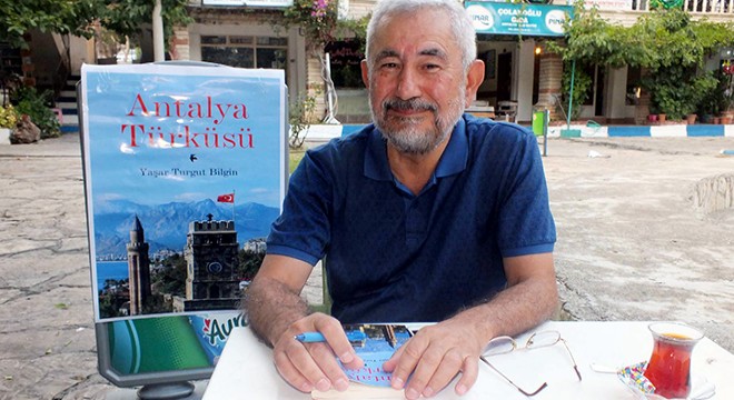 Yeni kitabını hemşehrilerine imzaladı