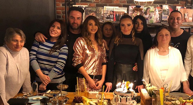Yeni yaşını arkadaşlarıyla kutladı