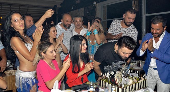 Yeni yaşını sahnede kutladı