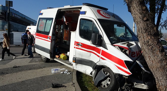 Yeni doğan bebeği taşıyan ambulans otomobille çarpıştı