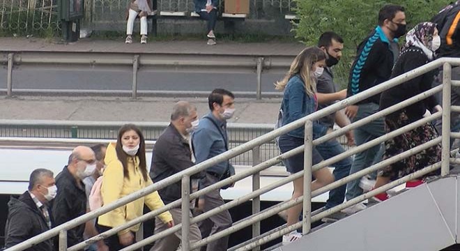 Yeni normalin ilk gününde metrobüslerde yoğunluk