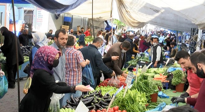 Yenibosna'daki semt pazarına akın ettiler