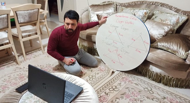 Yer sofrasında online ders anlatıyor