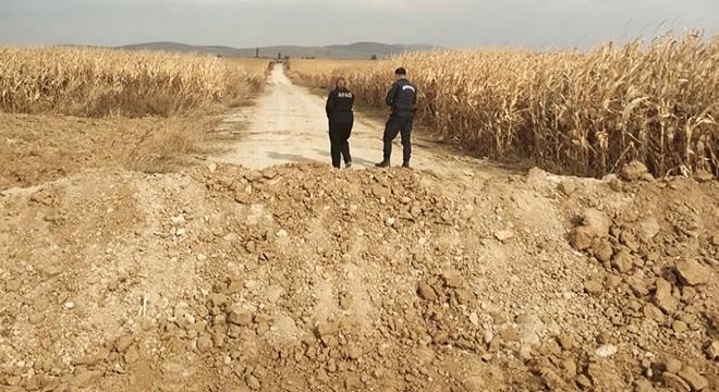 Yer altı su seviyesi azaldı, yolda yarıklar oluştu