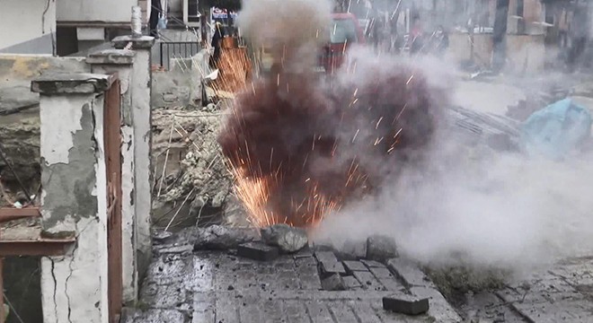Yeraltı kabloları yine alev alıp patladı