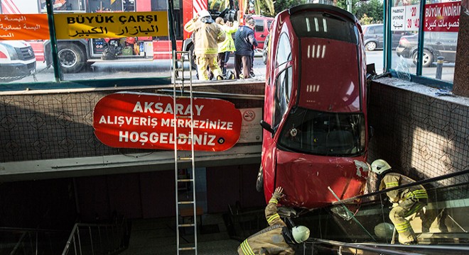 Yeraltı çarşısının merdivenlerine otomobil düştü