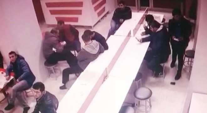 Yerdeki cüzdana önce tekme attı sonra çaldı