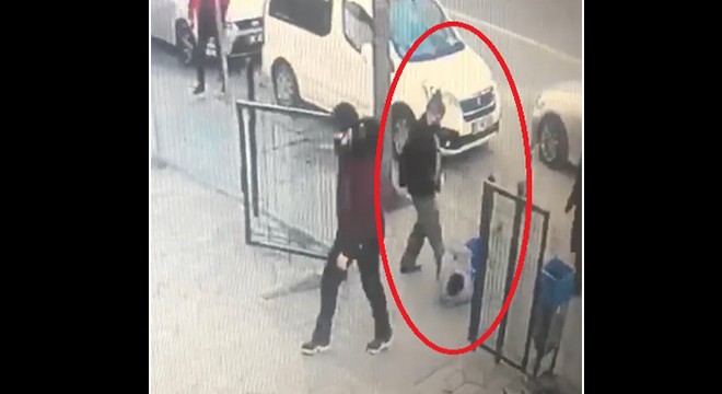 Yere düşen engelli oğluna tekme atan babaya gözaltı