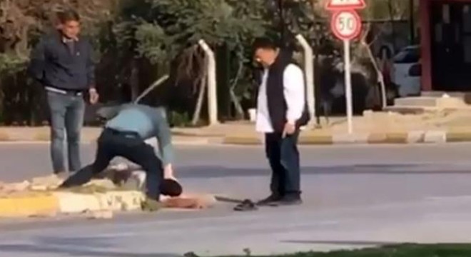 Yere yatırdıkları kişiyi sopayla dövdüler