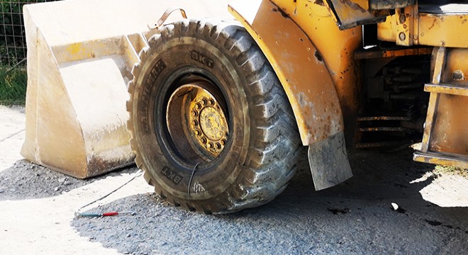 Yerinden fırlayan lastiğin başına çarptığı işçi öldü