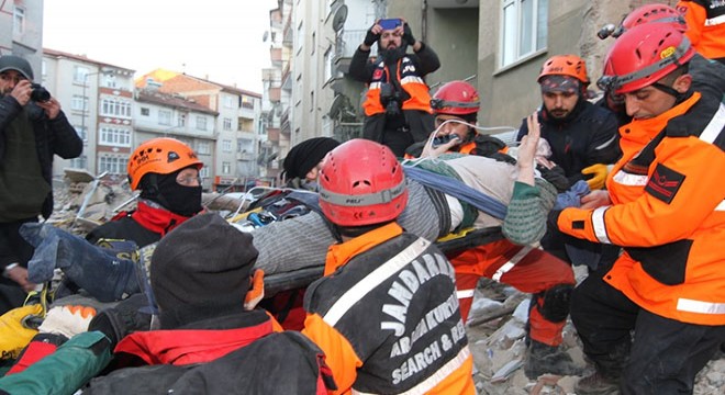 Yerini bildirdiği cep telefonu ile 13 saat sonra enkazdan çıkarıldı