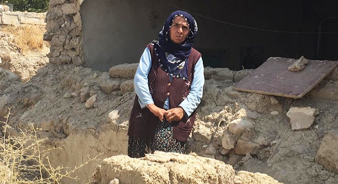 Yıkık toprak evde yaşam mücadelesi