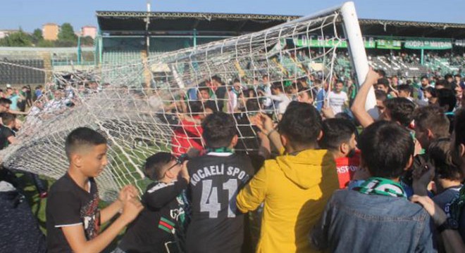 Yıkılacak stadyumdan hatıra kapma yarışı