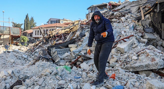 Yıkılan iş yerinin enkazında gümüş takılarını arıyor