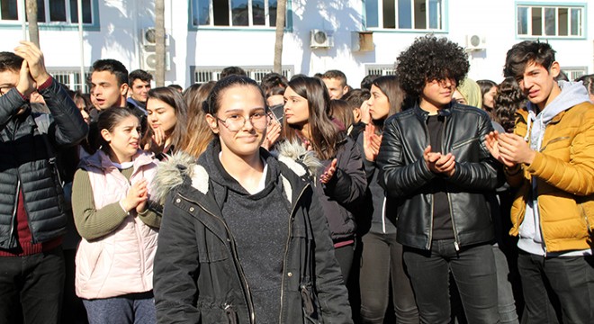 Yıkım kararı verilen okulun öğrenci ve velilerinden nakil eylemi
