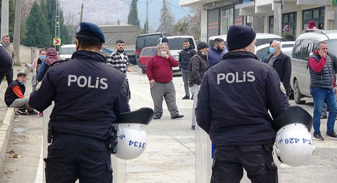 Yıkım sırasında mahalleli polis ve belediye ekiplerine saldırdı