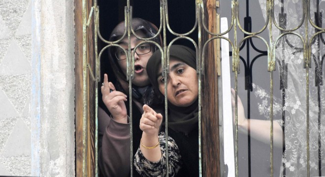 Yıkıma direnen anne ve kızı, kendilerini eve kilitledi