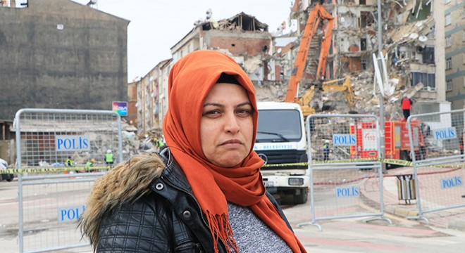 Yıkımına başlanan binadaki evine 2 hafta önce taşınmış